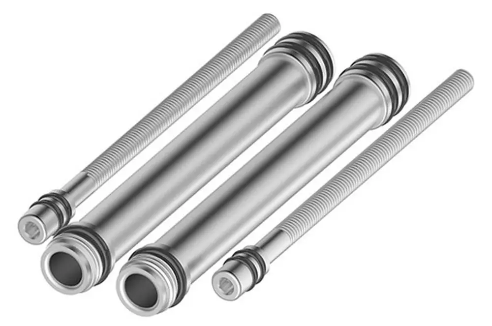 Verlängerungs-Set von Keuco mit mehreren metallischen Rohren, die für Armaturen verwendet werden können. Elemente haben unterschiedliche Längen und Gewinde.